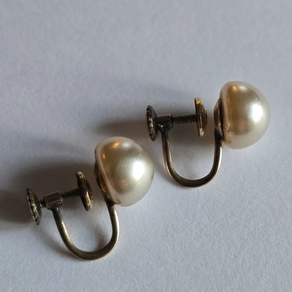 Vintage earrings screwback gold filled faux pearl pearlcore dainty classic